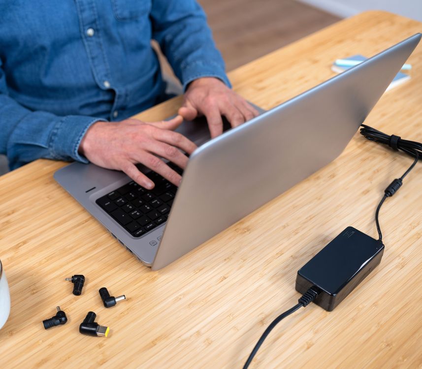 Œillet d'alimentation de bureau avec chargeur USB-C, œillet de bureau caché  avec trou de 6,1 cm, station de charge 20 W avec 1 port de charge de type C  et 1 port